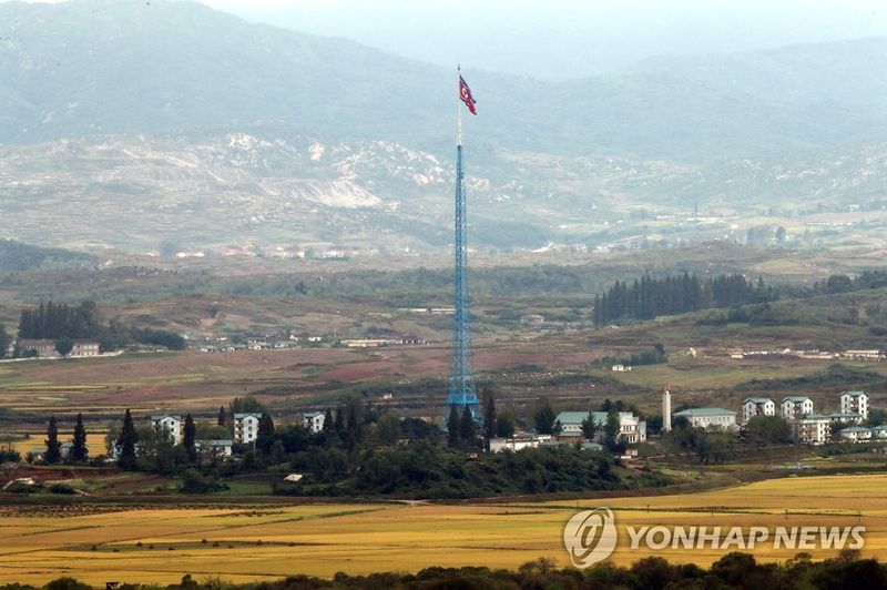 북한 기정동에 펄럭이는 인공기 (출처=연합뉴스)