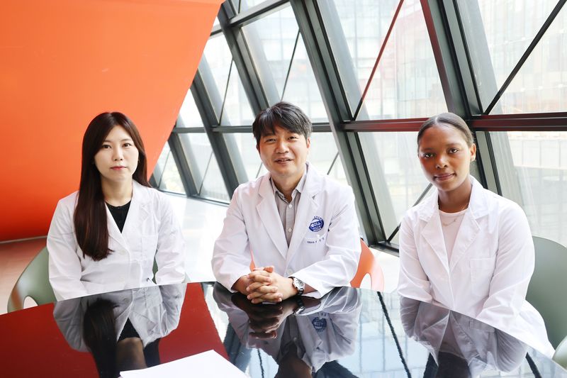 분당차병원 정형외과 이순철 교수(가운데), 김정인 연구교수(좌측), 차 의과학대학교 박사과정생 시페시흘레 카산드라 논졸라(우측) 사진. 분당차병원 제공.