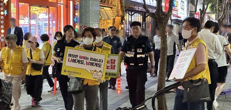 하남시 관계자들이 지난 27일 오후 흡연 민원이 잦은 미사 문화의 거리에서 금연 홍보와 환경 정화 활동을 진행하고 있다. 하남시 제공