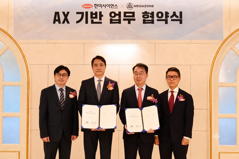 26일 서울 송파구 한미그룹 본사에서 열린 '메가존-한미사이언스, AX 기반 업무 협약식'에서 (왼쪽부터) 메가존클라우드 이주완 의장, 메가존 장지황 대표, 한미사이언스 김재교 대표, 임종훈 사장이 기념촬영을 하고 있다. 메가존 제공