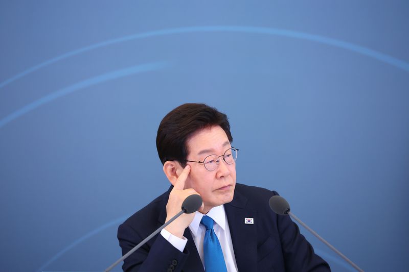 이재명 대통령이 지난 4월 청와대에서 열린 규제합리화위원회 제1차 전체회의에서 참석자의 발언을 경청하고 있다. 2026.4.15 ⓒ 뉴스1 이재명 기자