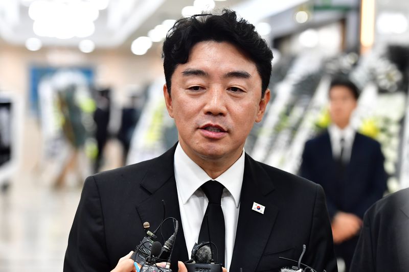 강훈식 대통령실 비서실장이 31일 조희대 대법원장 부친상 빈소가 마련되 경북 포항시 남구 포항성모병원 장례식장을 찾아 이재명 대통령의 조문 메시지를 전달하고 있다. 뉴스1