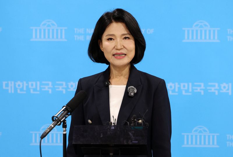 [서울=뉴시스] 고범준 기자 = 이진숙 국민의힘 의원이 31일 서울 여의도 국회 소통관에서 현안 관련 기자회견을 마치고 취재진 질문에 답변하고 있다. 2026.08.31. bjko@newsis.com