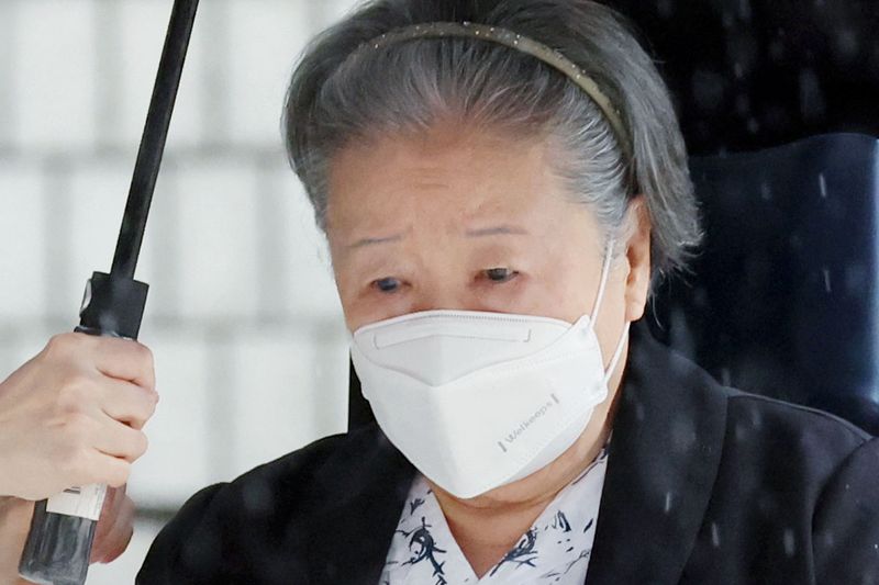 [서울=뉴시스] 최동준 기자 = '정교 유착' 의혹 한학자 통일교 총재가 31일 서울 서초구 서울중앙지방법원에서 열린 선고 공판에 출석하고 있다. (공동취재) 2026.08.31. photocdj@newsis.com