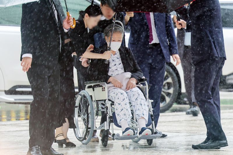 [서울=뉴시스] 최동준 기자 = '정교 유착' 의혹 한학자 통일교 총재가 31일 서울 서초구 서울중앙지방법원에서 열린 선고 공판에 출석하고 있다. (공동취재) 2026.08.31. photocdj@newsis.com