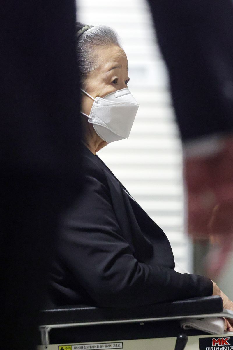 [서울=뉴시스] 최동준 기자 = '정교 유착' 의혹 한학자 통일교 총재가 31일 서울 서초구 서울중앙지방법원에서 열린 선고 공판에 출석하고 있다. (공동취재) 2026.08.31. photocdj@newsis.com