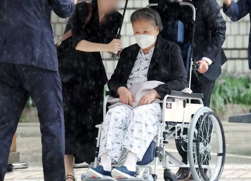 [서울=뉴시스] 최동준 기자 = '정교 유착' 의혹 한학자 통일교 총재가 31일 서울 서초구 서울중앙지방법원에서 열린 선고 공판에 출석하고 있다. (공동취재) 2026.08.31. photocdj@newsis.com