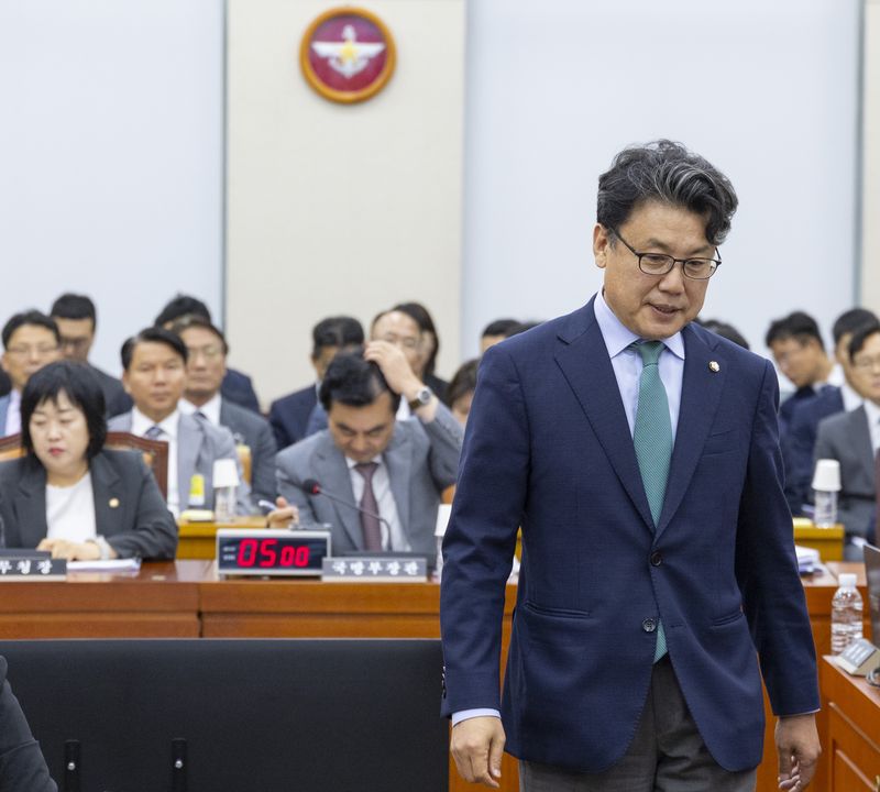 국회 국방위원회 위원장인 더불어민주당 진성준 의원이 8월 31일 국회에서 열린 국방위원회 전체회의에서 출석 소관 기관장들과 인사를 마친 뒤 위원장석으로 이동하고 있다. 연합뉴스