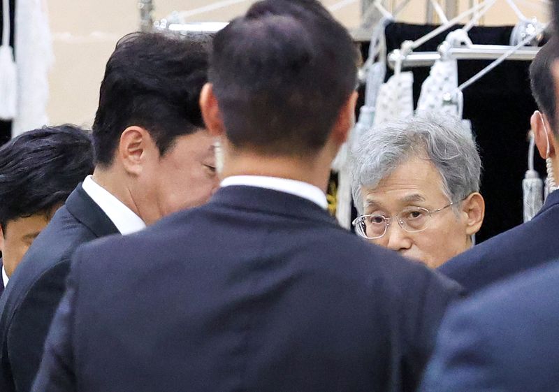 조희대 대법원장이 31일 경북 포항시 남구 포항성모병원 장례식장에 마련된 부친 고(故) 조부환 씨의 빈소에서 조문을 마친 강훈식 대통령 비서실장을 배웅하고 있다. 뉴시스