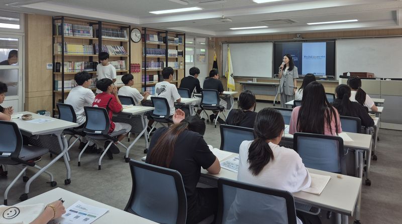 제주도교육청 관계자가 추자중학교 학생들을 대상으로 ‘중학교로 찾아가는 고교학점제 설명회’를 진행하고 있다. 제주교육청은 지난 7월8일 김녕중학교를 시작으로 31일 남주중학교까지 도내 45개 중학교를 직접 찾아 중3 학생들에게 고등학교 교육과정과 과목 선택, 진로·학업 설계 방법을 안내했다. /사진=제주특별자치도교육청 제공