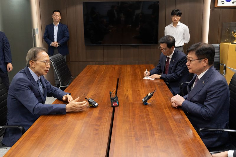 정점식 국민의힘 원내대표가 31일 서울 서초구 이명박 전 대통령 사무실에서 이 전 대통령과 대화를 하고 있다. 뉴시스