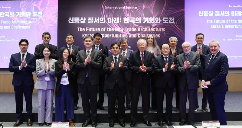류진 한국경제인협회 회장을 비롯한 내빈들이 31일 FKI타워에서 열린 '신통상 질서의 미래: 한국의 기회와 도전' 국제 세미나에 참석해 기념촬영을 하고 있다. 이번 세미나는 다자무역체제 약화, 글로벌 공급망 재편, 보호주의 확산 속에서 한국의 통상 전략 선택지를 기회와 도전 양면에서 점검하기 위해 마련됐다. 사진 앞줄 왼쪽 네번째부터 안성배 대외연 원장직무대행, 박정성 산업통상부 통상교섭본부장, 류진 한경협 회장, 정철 한경협 연구총괄 대표 겸 한경연 원장. 한경협 제공