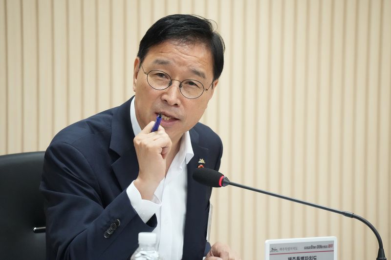 위성곤 제주특별자치도지사가 31일 제주도청에서 열린 수출기업 간담회에서 기업들의 건의사항에 대해 발언하고 있다. 위 지사는 여러 기관에 흩어진 수출지원 사업을 한곳에서 안내하는 통합창구와 지역 간 공동 해외 판매공간 운영 등을 검토하도록 주문했다. /사진=제주특별자치도 제공