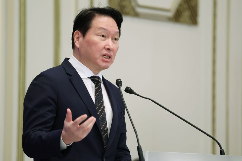 최태원 SK그룹 회장은 지난달 31일 일본 센다이에서 열린 한일상공회의소 회장단 회의 참석 중 일본 내 메모리 반도체 합작공장 설립 가능성을 검토하고 있다고 밝혔다. 사진은 최태원 회장이 지난 6월29일 청와대 영빈관에서 열린 '대한민국 대도약 3대 메가프로젝트 국민보고회'에서 투자 계획 발표를 하는 모습.사진=뉴시스