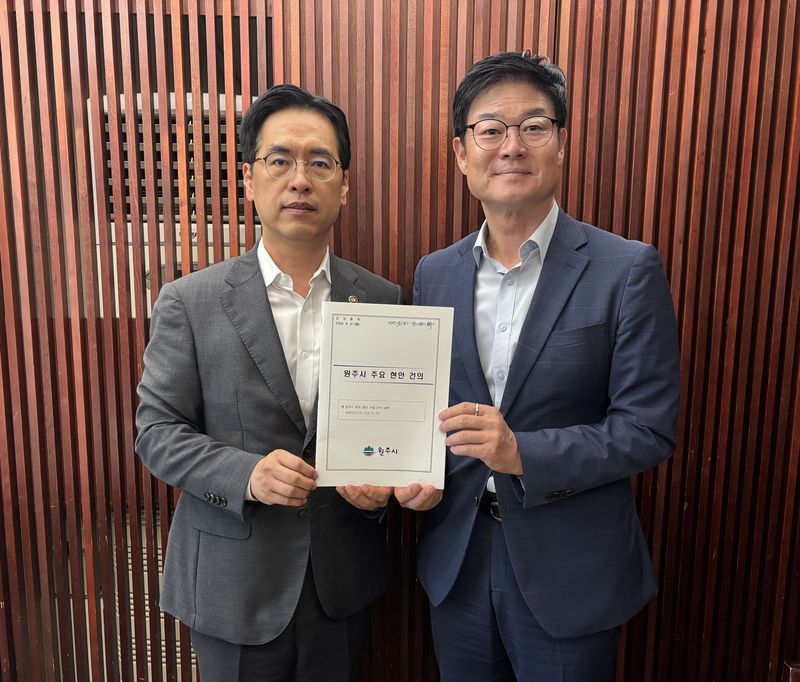 구자열 원주시장(사진 오른쪽)이 31일 행정안전부를 방문, 김민재 차관과 간담을 갖고 정부 지원과 협조를 요청했다. 원주시 제공