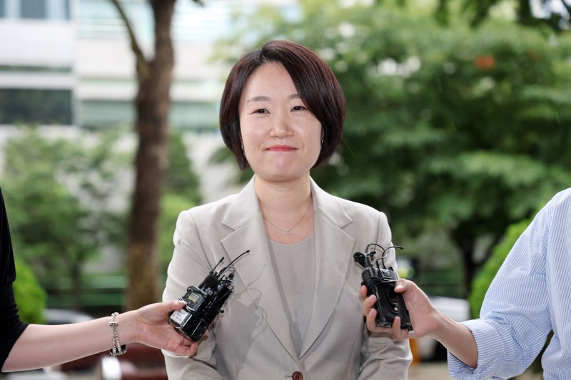 이소영 중소벤처기업부 장관 후보자가 31일 서울 여의도 중소기업기술정보진흥원에 마련된 인사청문회 준비 사무실로 출근하며 취재진 질문에 답하고 있다. 뉴시스