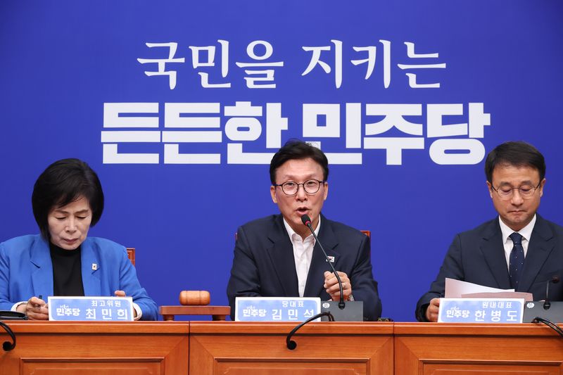 더불어민주당 김민석 대표가 31일 국회에서 최고위원회를 주재하고 있다. 왼쪽부터 최민희 최고위원, 김 대표, 한병도 원내대표 연합뉴스