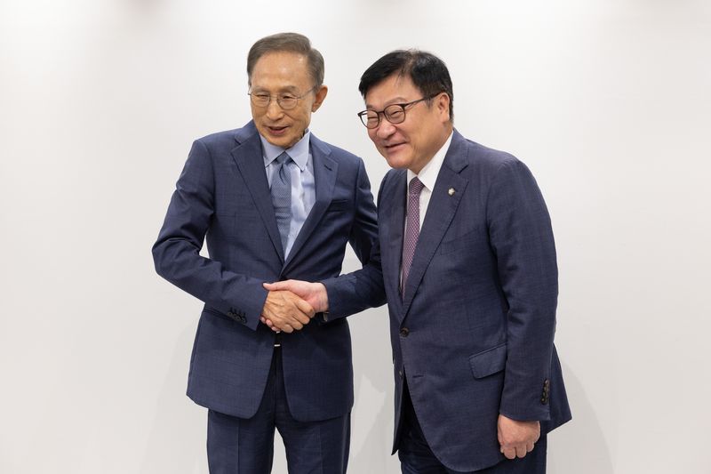 이명박 전 대통령이 31일 서울 서초구 청계재단을 찾은 국민의힘 정점식 원내대표(오른쪽)와 악수하고 있다. 이 전 대통령은 이날 정 원내대표에게 "단합을 통해 2028년 총선에서 승리하는 것이 가장 중요하다"고 말하며 당내 분열 수습을 주문했다. 연합뉴스