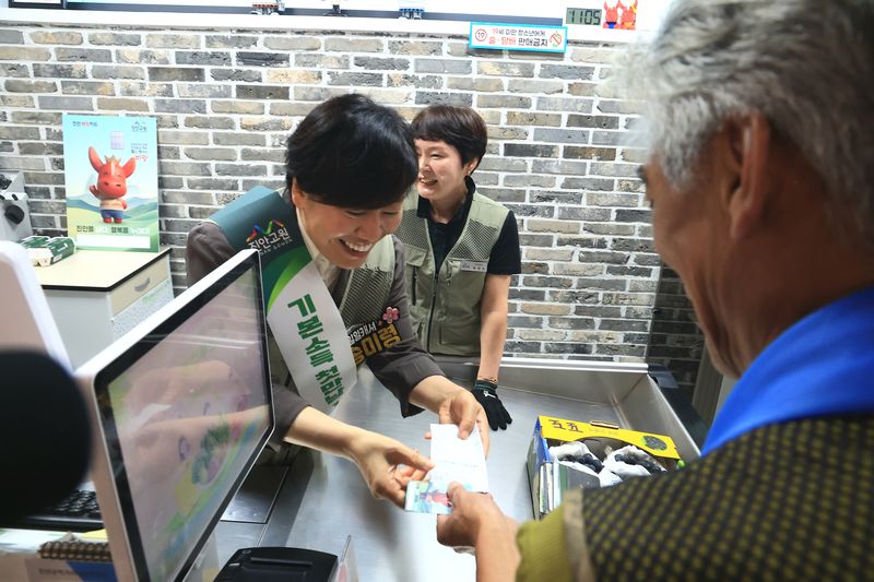 송미령 농림축산식품부 장관(왼쪽)이 31일 농어촌기본소득 대상지인 전북 진안의 로컬푸드 직매장을 방문해 지역 농산물 구매를 돕고 있다. 농림축산식품부 제공