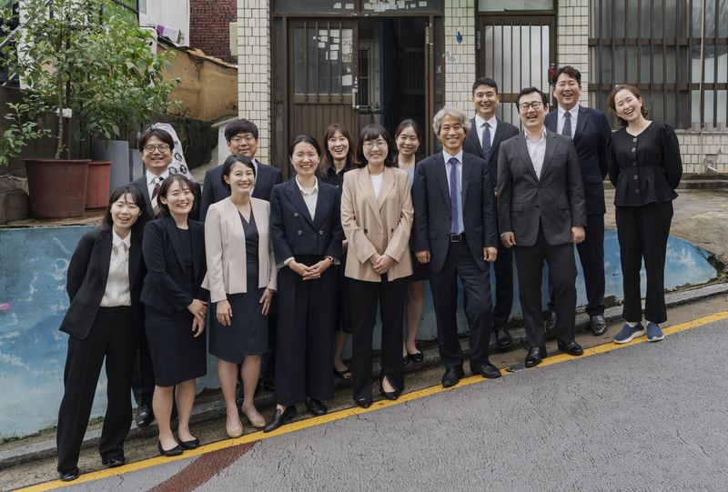공익법단체 두루의 구성원이 단체 사진을 찍고 있다. 법무법인 지평 제공