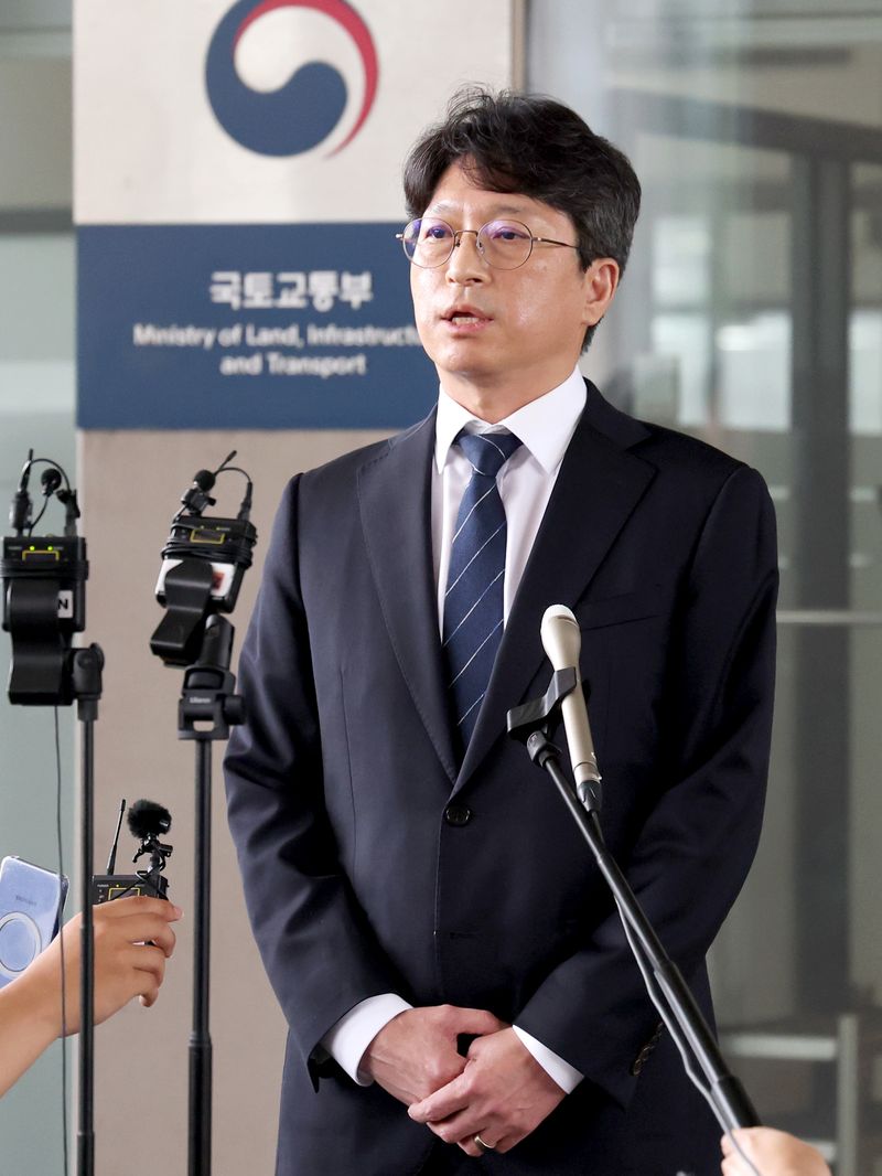 홍지선 국토교통부 장관 후보자가 31일 세종시 정부세종청사로 출근하며 취재진의 질문에 답하고 있다. 뉴스1