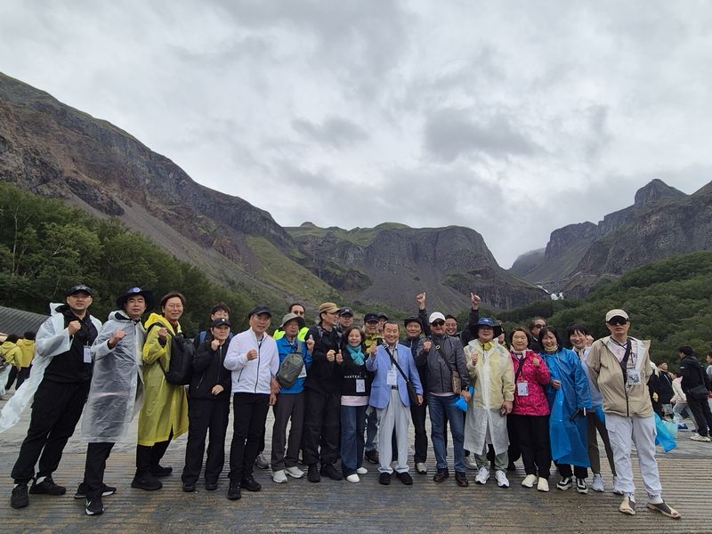 나라사랑 국토 '백두산 탐방' 행사에 참여한 한국자유총연맹부산광역시지부 회원들이 기념촬영을 하고 있다. 한국자유총연맹부산광역시지부 제공