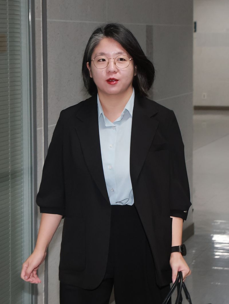 성평등가족부 장관 후보자인 기본소득당 용혜인 원내대표가 31일 국회 의원회관 자신의 사무실로 출근하고 있다. 연합뉴스