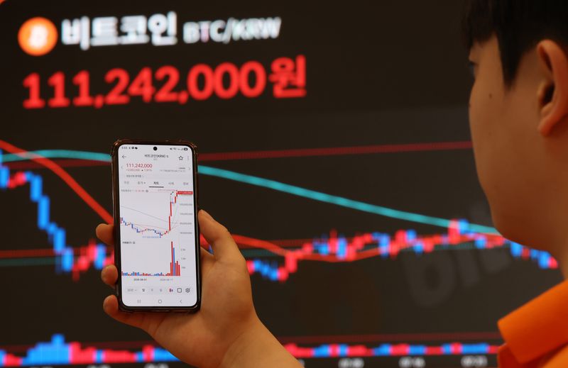 지난 달 25일 서울 서초구 빗썸라운지 모니터에 비트코인 등 암호화폐 시세가 표시되고 있다. 뉴시스 제공