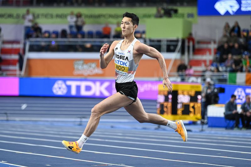 우상혁이 지난 3월 폴란드 토룬에서 열린 2026 세계실내육상경기선수권 남자 높이뛰기 경기를 펼치고 있다. 뉴시스