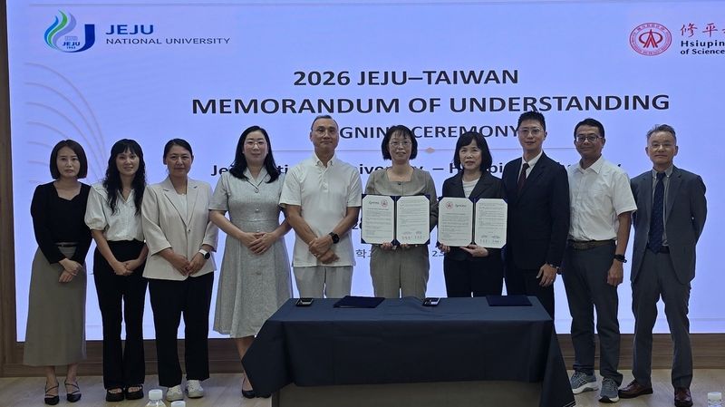 정민경 제주대학교 제주푸드인문로드 융합트랙 책임교수와 리슈메이 대만 슈핑과기대학교 관광 및 외식경영학과장이 지난 8월 28일 음식·관광 분야 학술교류와 협력을 위한 업무협약을 체결한 뒤 양측 관계자들과 기념촬영하고 있다. 제주대와 슈핑과기대는 공동연구와 학생교류, 공동 워크숍·출판 등 후속 협력을 추진한다. /사진=제주대학교 제공