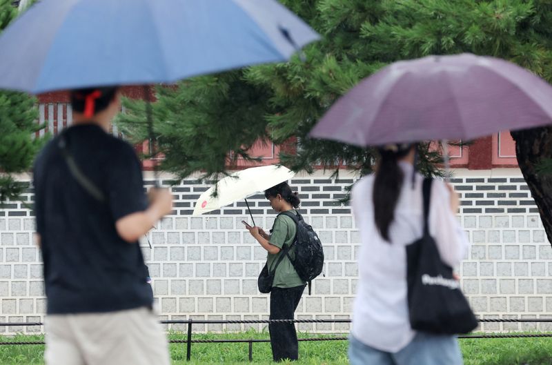 전국 대부분 지역에 비가 내린 31일 경기 수원시 팔달구 화성행궁에서 관광객들이 우산을 쓰고 이동하고 있다. 2026.8.31 ⓒ 뉴스1 김영운 기자