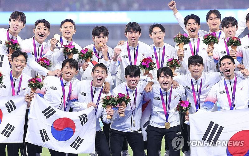 활짝 웃는 축구 대표팀 (출처=연합뉴스)