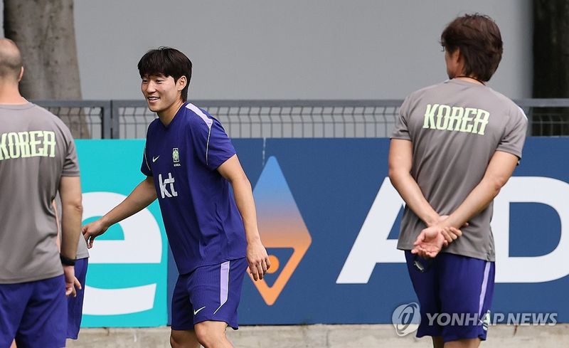 배준호 바라보는 홍명보 감독 (출처=연합뉴스)