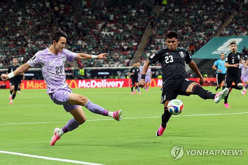크로스 시도하는 양현준 (출처=연합뉴스)