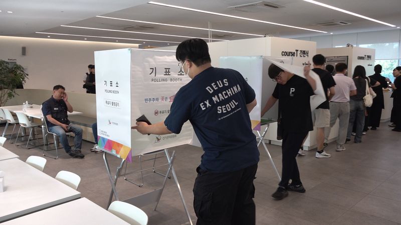 현대자동차 노동조합이 지난달 31일 올해 임금협상 잠정합의안을 놓고 조합원 찬반투표를 실시한 가운데 조합원들이 투표에 참여하고 있다. 뉴시스.