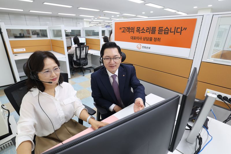 나채범 한화손보 대표(오른쪽)가 8월 25일 충청북도 청주시에 위치한 청주고객상담센터를 방문하여 고객 목소리를 직접 듣는 상담콜 동석 청취 시간을 가지고 있다.한화손보 제공