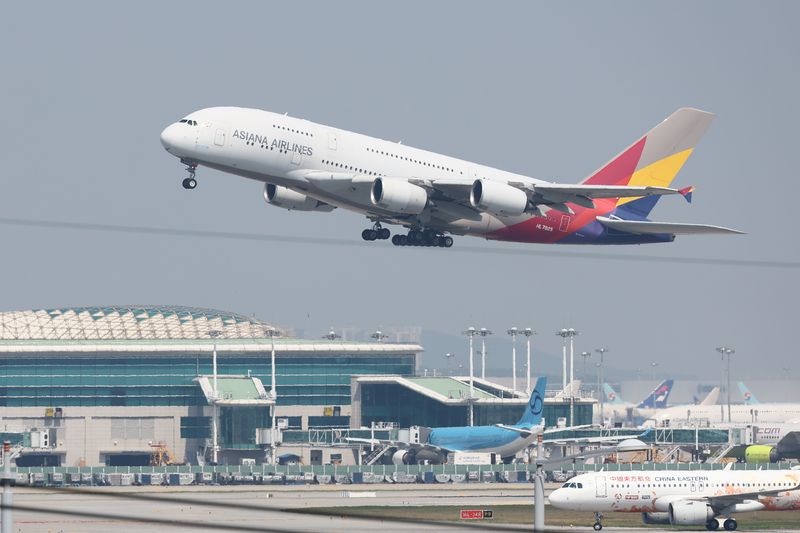 지난 5월 14일 오후 인천국제공항 활주로에서 아시아나 항공기가 이륙하고 있다. 사진=뉴시스