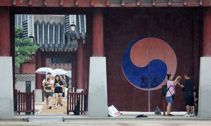 경기 수원시 팔달구 화성행궁에서 관광객들이 우산을 쓰고 이동하고 있다. 2026.8.31 ⓒ 뉴스1 김영운 기자