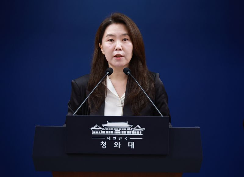 강유정 수석대변인이 지난 1일 청와대 기자회견장에서 김용범 정책실장 사퇴 관련 브리핑을 하고 있다. 연합뉴스