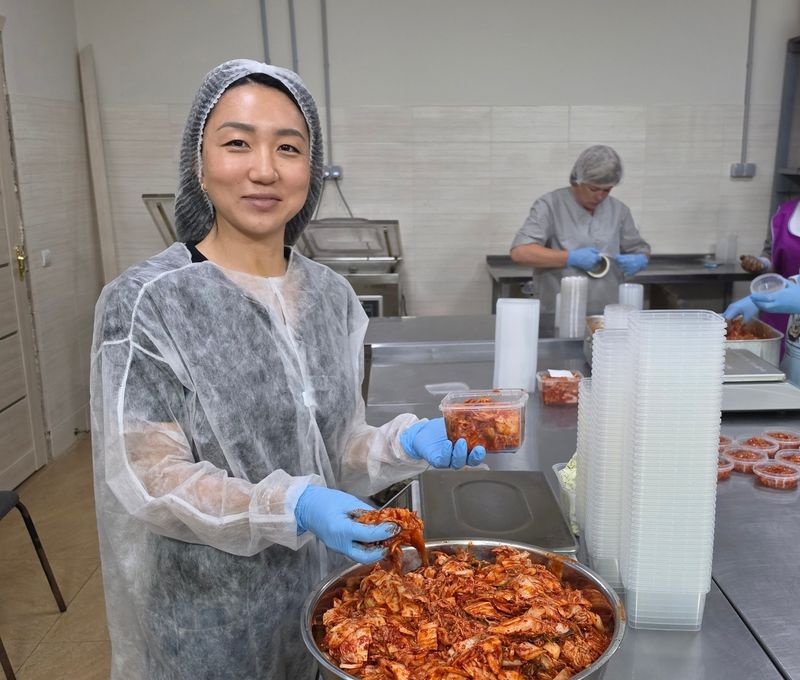 사할린서 김치공장 운영하는 최 알렉산드라 (출처=연합뉴스)