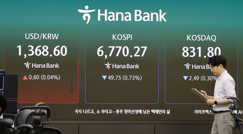 1일 서울 중구 하나은행 딜링룸 전광판에 주요 지수가 표시되고 있다. 뉴시스 제공