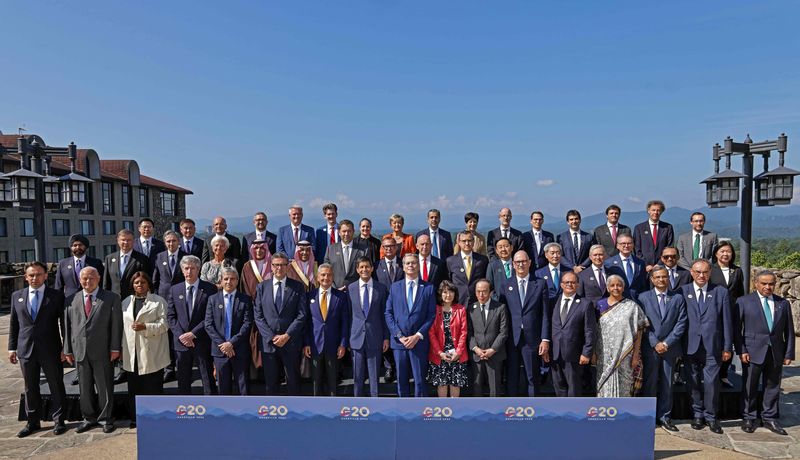 지난달 31일(현지시간)미국 노스캐롤라이나주 애슈빌에서 열린 주요20개국(G20) 재무장관 및 중앙은행 총재 참석자들이 단체 기념 촬영을 하고 있다. 유럽 국가들의 반발로 안톤 실루아노프 러시아 재무장관이 제외된채 촬영이 진행됐다.AFP연합뉴스