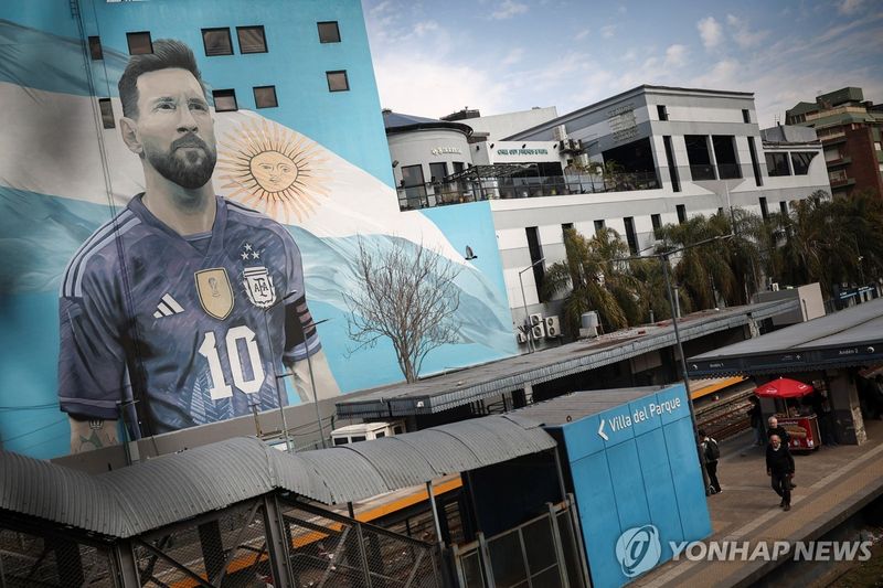 리오넬 메시의 초상이 그려진 건물 (출처=연합뉴스)
