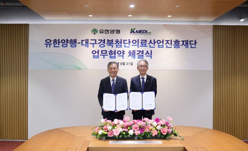 지난 8월 31일 열린 업무협약 체결식에서 유한양행 김열홍 R&D 총괄사장(왼쪽)과 K-MEDI hub 박구선 이사장이 기념촬영을 하고 있다. 유한양행 제공