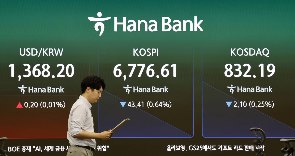 코스피, 개인-외인·기관 줄다리기에 약보합세[fn오전시황]