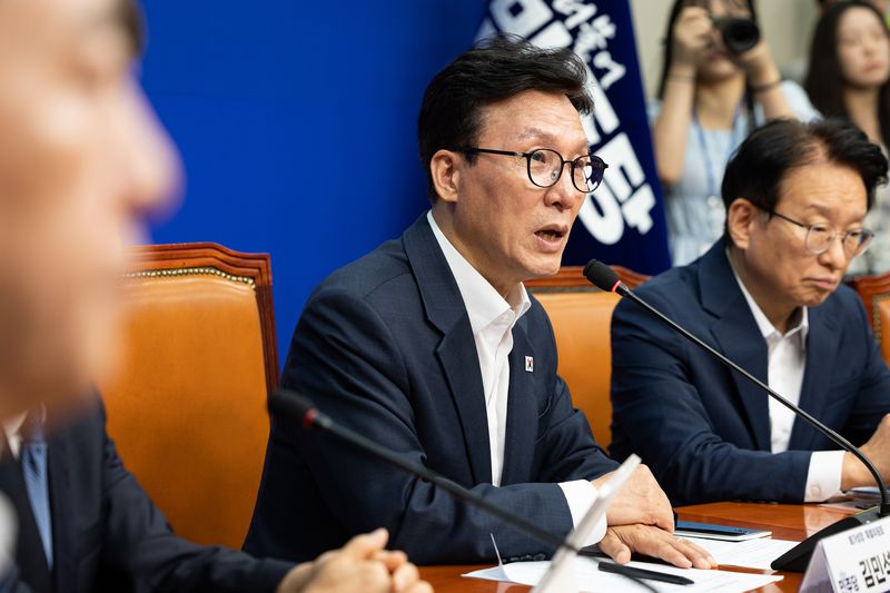 김민석 더불어민주당 대표가 지난달 31일 서울 여의도 국회에서 열린 메가성장 특별위원회 제1차 회의에서 발언하고 있다. 뉴스1