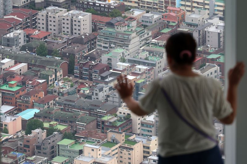 서울 송파구 롯데월드타워 전망대 서울스카이에서 빌라 밀집 지역이 내려다보이고 있다. 뉴시스