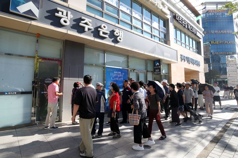 1일 오전 전남광주 서구 광주은행 상무지점에서 광주상생카드 할인율 상향 첫날을 맞아 창구를 방문한 시민들이 카드 발급 및 충전을 위해 순서를 기다리고 있다. 2026.9.1 ⓒ 뉴스1 조수민 기자