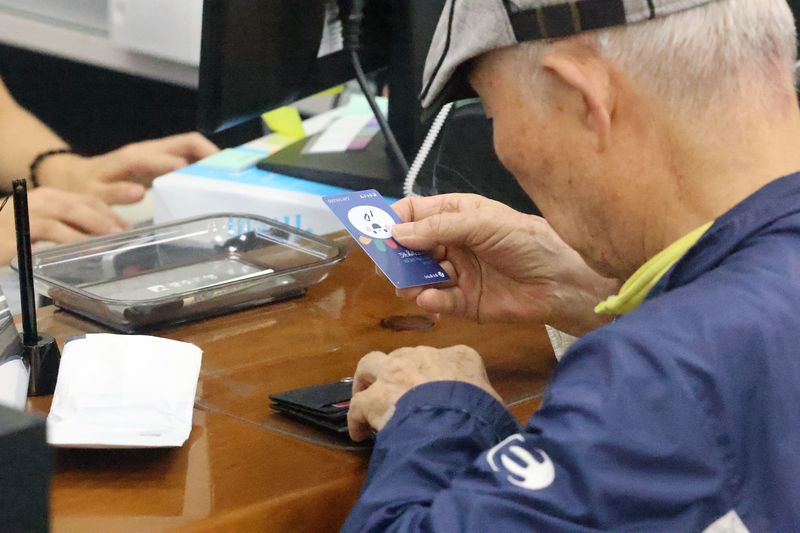 1일 오전 전남광주 서구 광주은행 상무지점에서 광주상생카드 할인율 상향 첫날을 맞아 창구를 방문한 시민이 카드 발급 및 충전을 위해 순서를 기다리고 있다. 2026.9.1 ⓒ 뉴스1 조수민 기자