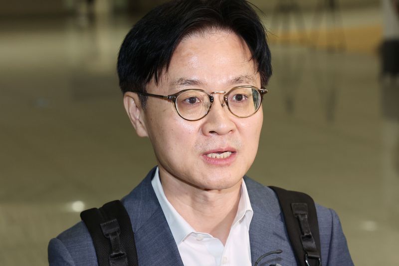 1일 김정관 산업통상부 장관이 인천국제공항을 통해 미국으로 출국하며 기자들의 질문에 답하고있다. 뉴시스
